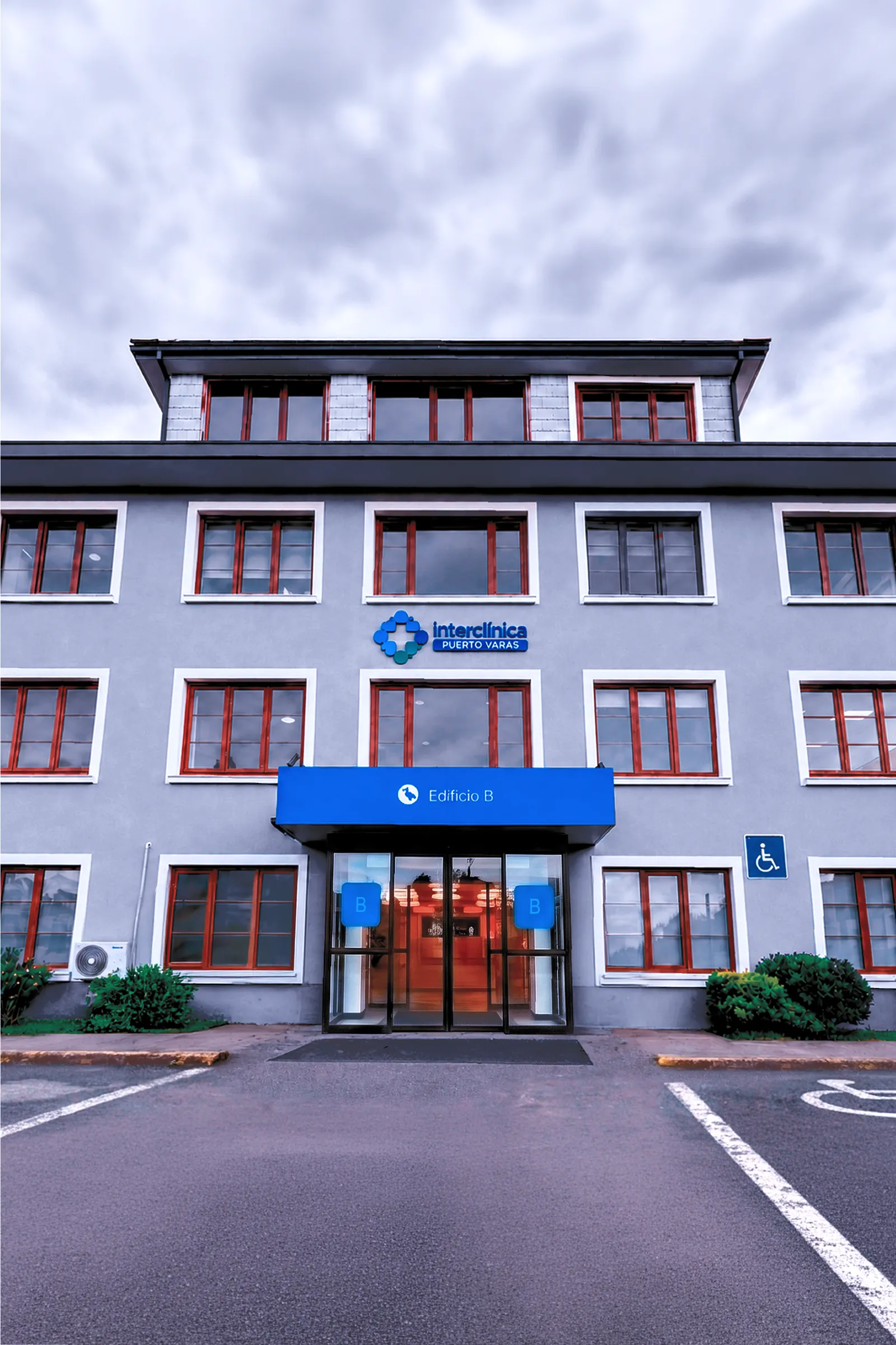 Entrada del edificio B de Clínica Puerto Varas.