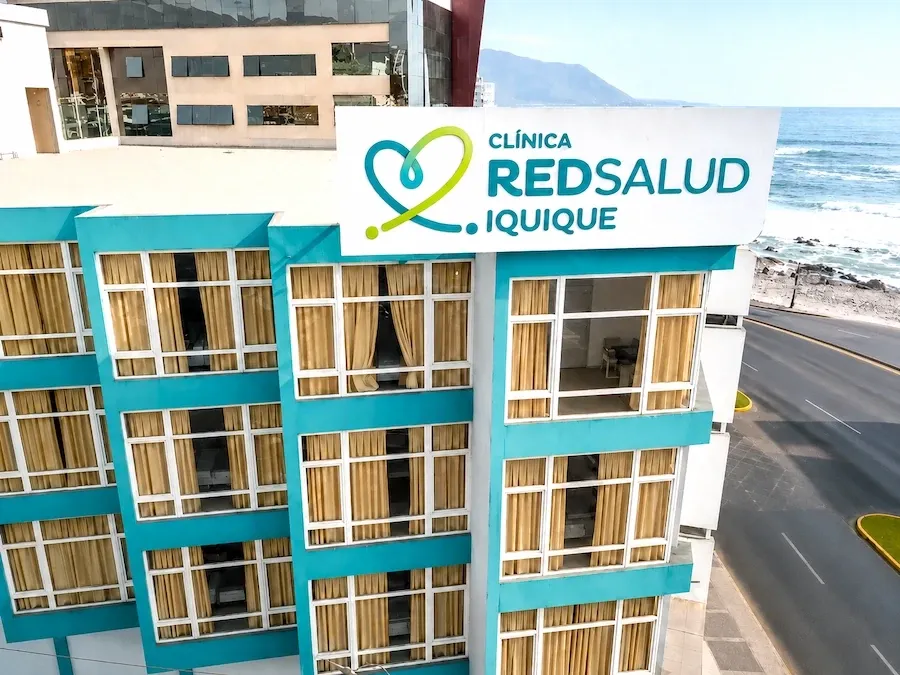 Fachada de Clínica RedSalud Iquique.