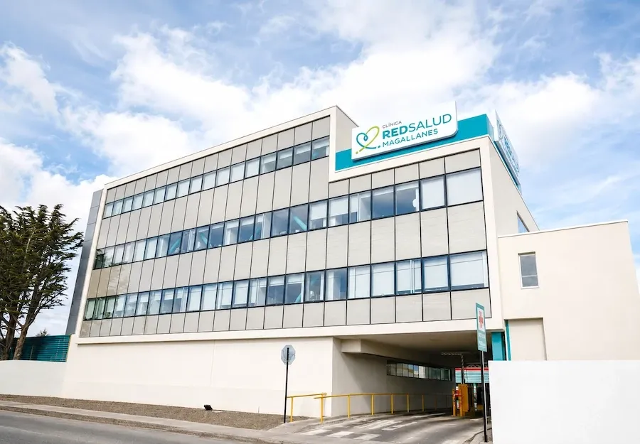 Fachada de Clínica RedSalud Magallanes.