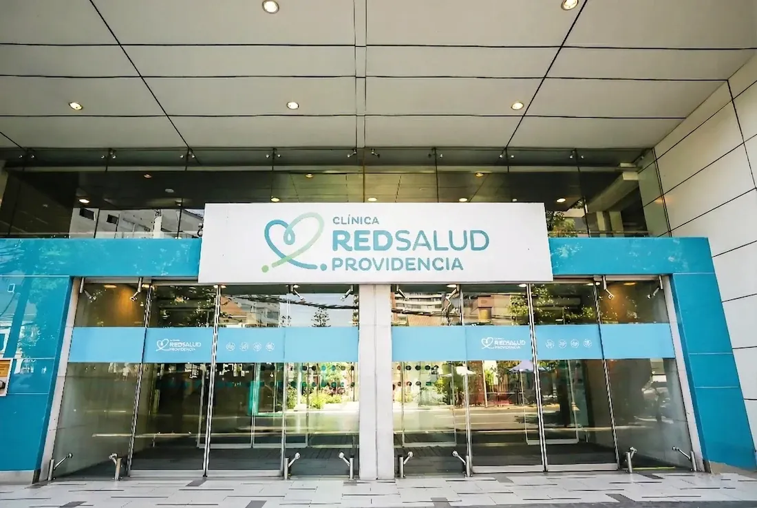 Fachada de Clínica RedSalud Providencia.