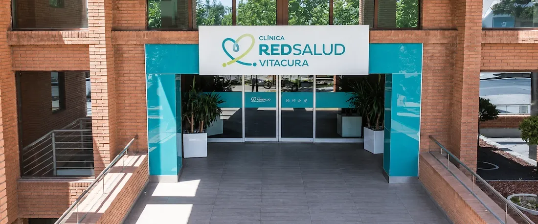 Fachada de Clínica RedSalud Vitacura.
